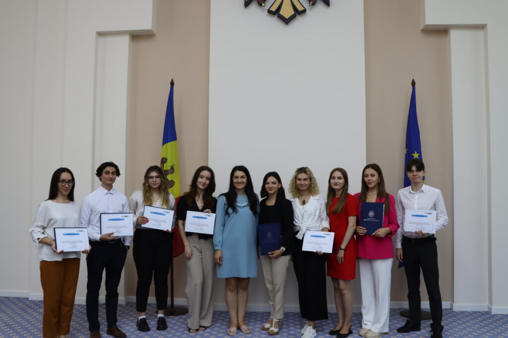 Voluntari implicați în organizarea Zilelor Diasporei menționați cu diplome din partea BRD