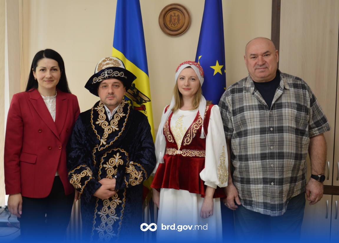 Nicolae Plushkis, preşedintele Societăţii Culturale „Dacia” din Karaganda (Kazahstan) a oferit în dar Biroului relații cu diaspora două costume populare kazahe