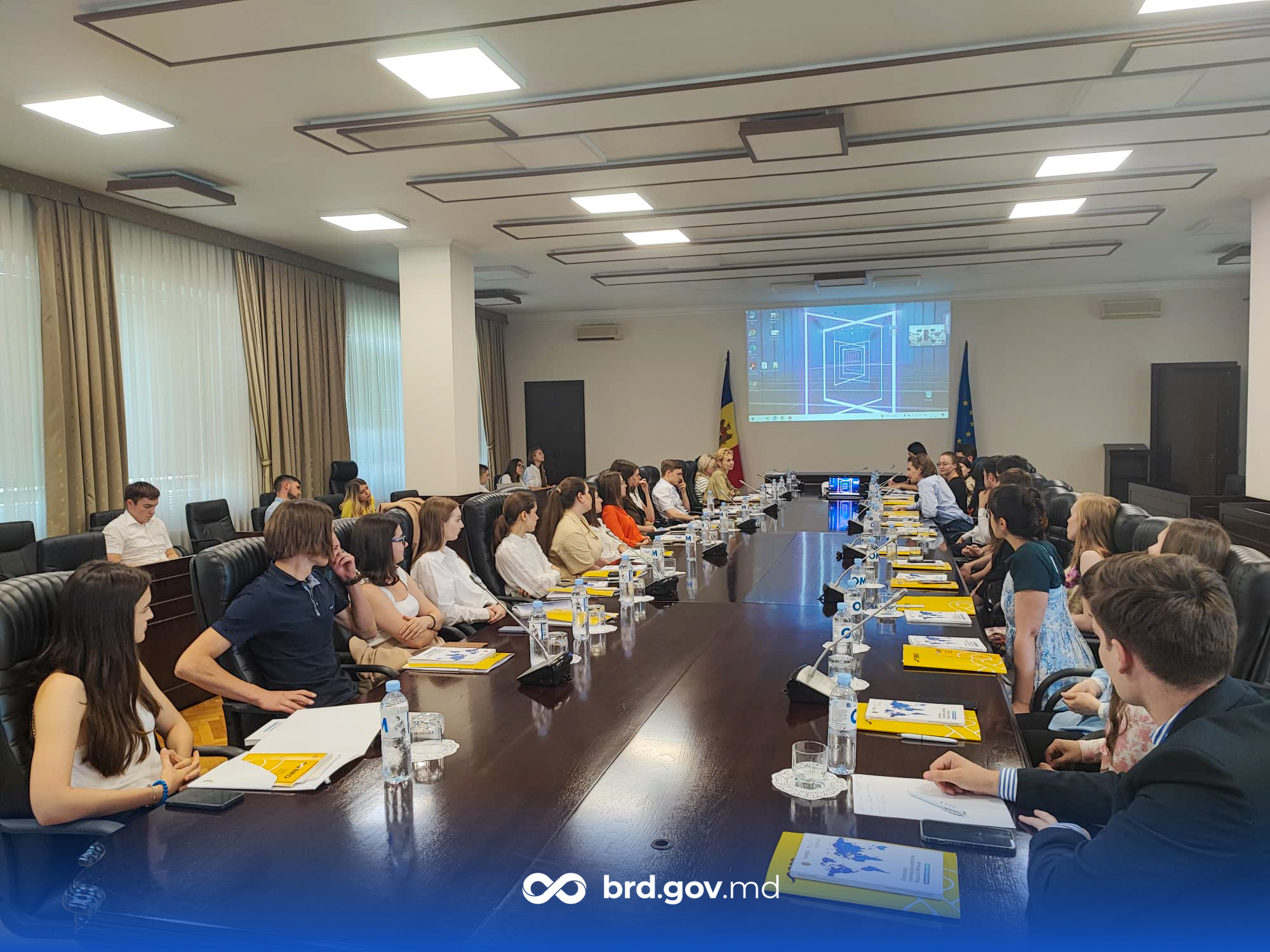 Ședință de lucru cu participarea unui grup de studenți stagiari din Republica Moldova și diasporă