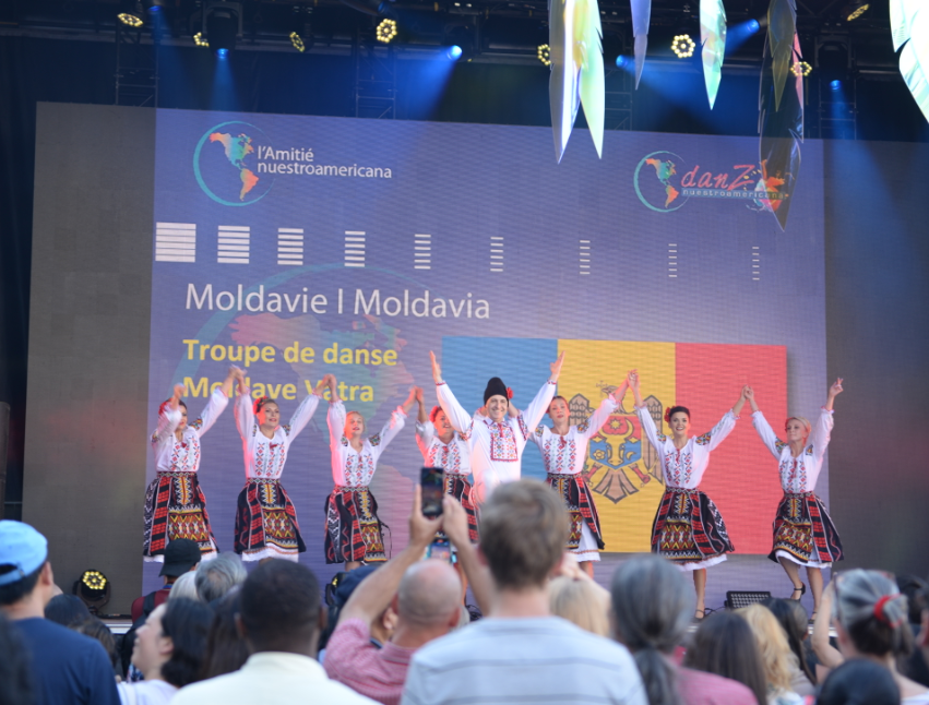 Costumele naționale ale Ansamblului „Vatra”, care au fost cusute grație proiectului DEH, apreciate în Canada