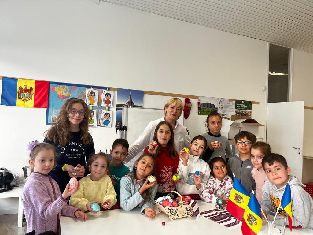 Tradiția încondeierii ouălor la Școala de limba română “Spiridon Vangheli” din Brescia