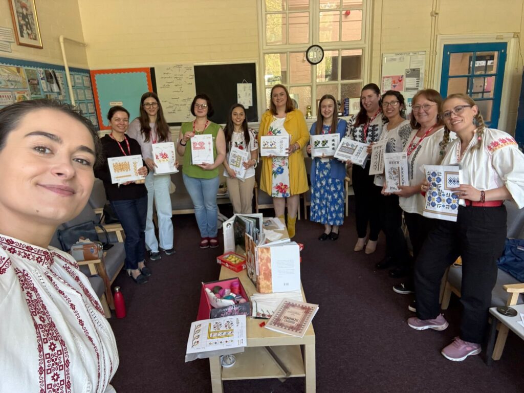 Ziua Portului Tradițional Românesc, celebrată la Birmingham printr-o șezătoare dedicată cusutului iei