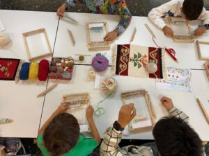 Tradițiile țesutului, transmise copiilor din diaspora în cadrul unui atelier organizat la Geneva